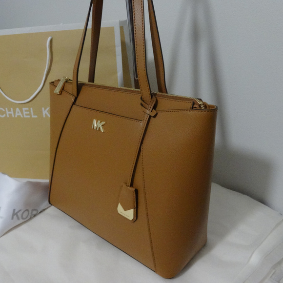 Michael Kors "Maddie" Medium EW Shoulder Bag - Picture 3 of 6